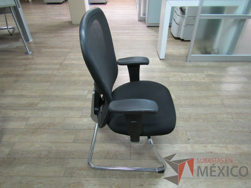 Lote 076 - 2 Sillas fijas, descansabrazos, base trineo, respaldo en malla y asiento en tela color negro - Imagen 3