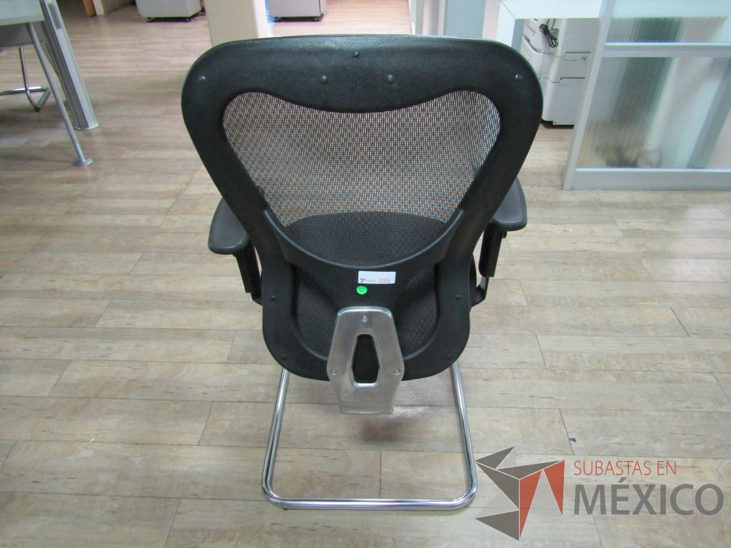 Lote 076 - 2 Sillas fijas, descansabrazos, base trineo, respaldo en malla y asiento en tela color negro - Imagen 2