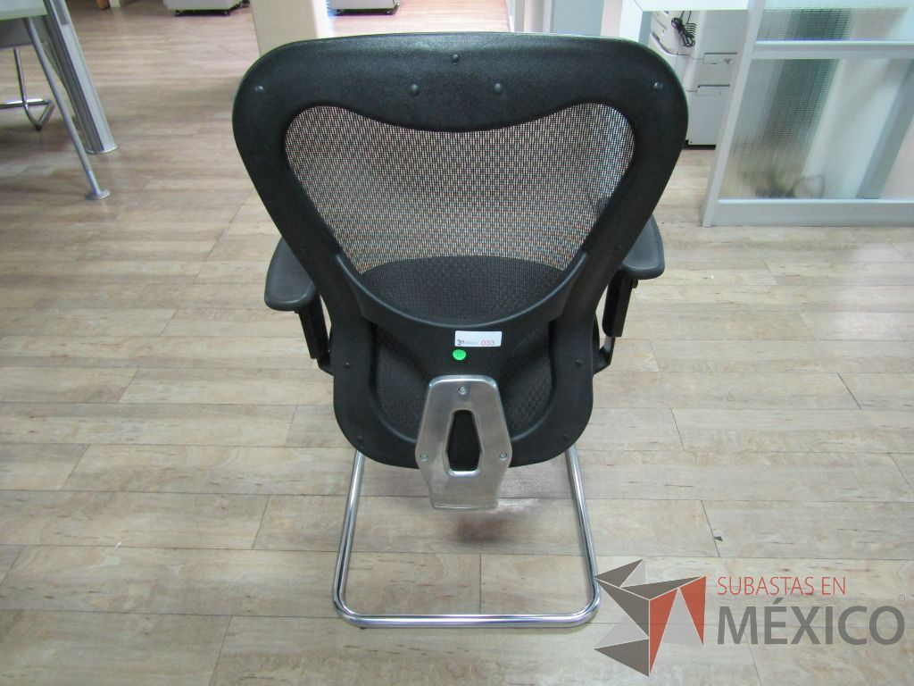 Lote 076 - 2 Sillas fijas, descansabrazos, base trineo, respaldo en malla y asiento en tela color negro - Imagen 8