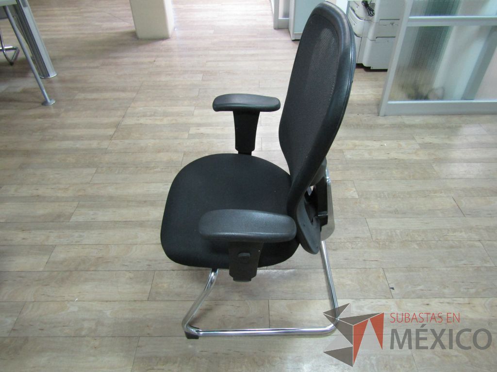Lote 076 - 2 Sillas fijas, descansabrazos, base trineo, respaldo en malla y asiento en tela color negro - Imagen 9