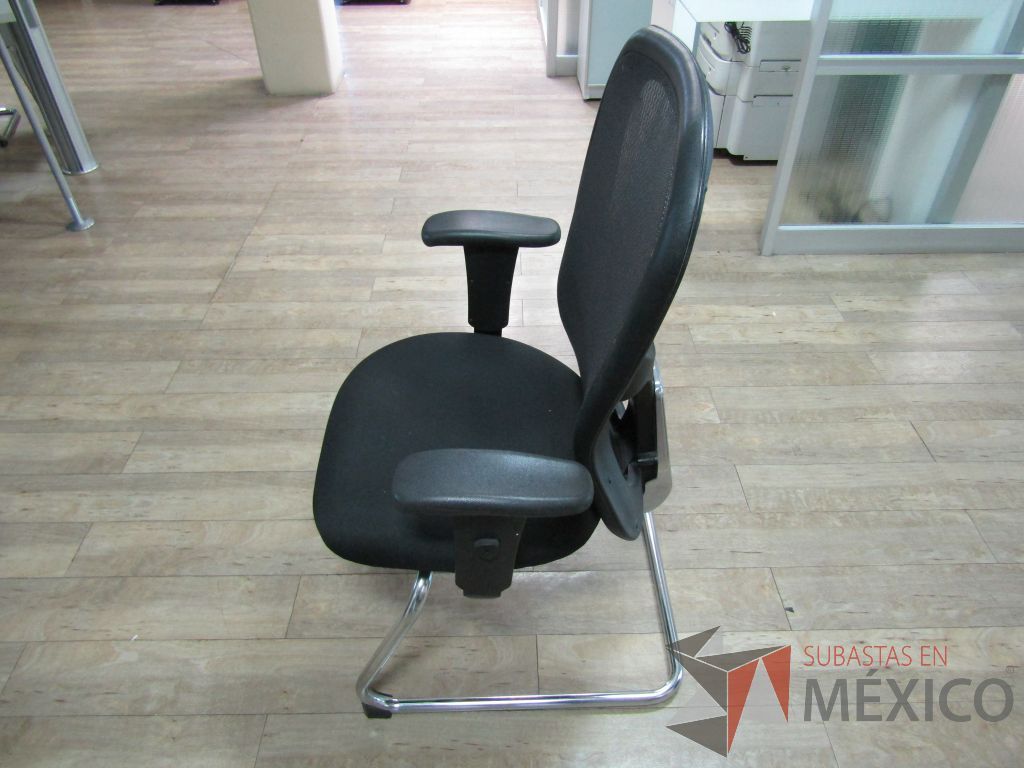 Lote 076 - 2 Sillas fijas, descansabrazos, base trineo, respaldo en malla y asiento en tela color negro - Imagen 6
