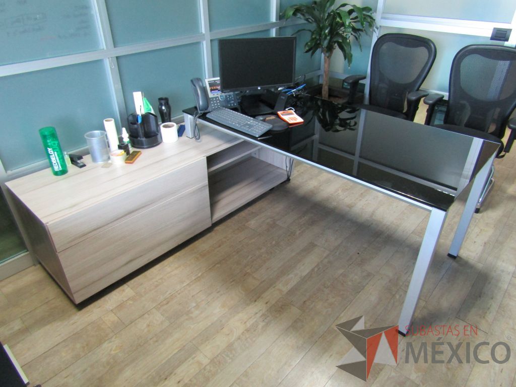 Lote 078 - Escritorio recargado sobre credenza con cubierta de vidrio - Imagen 12