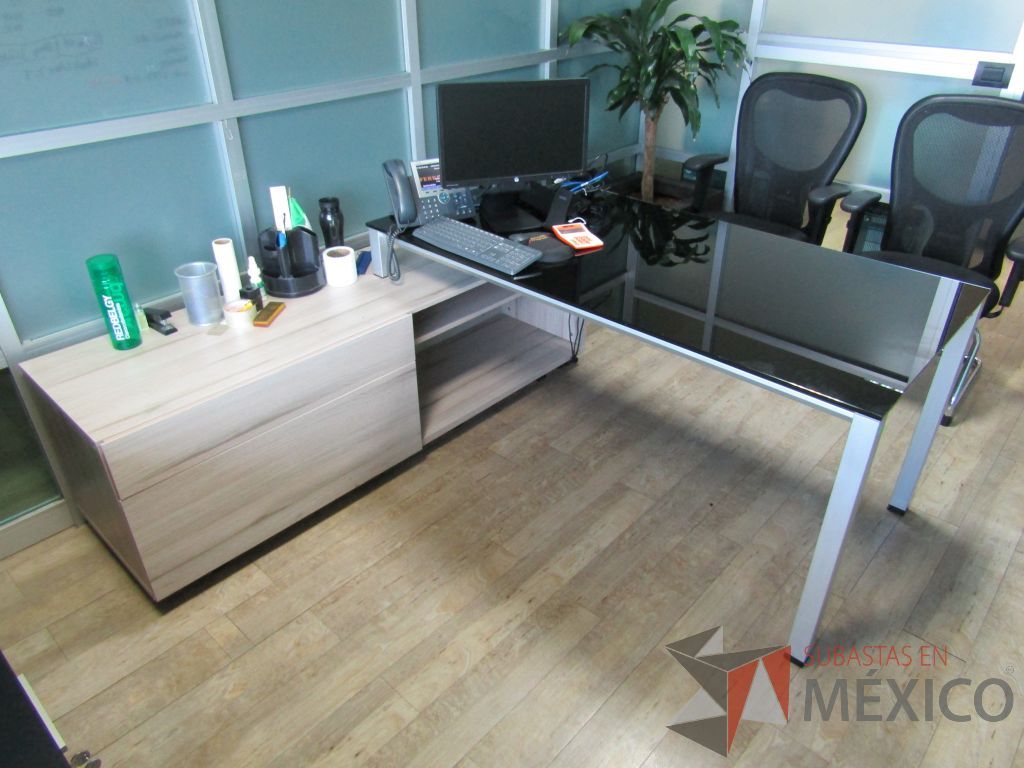 Lote 078 - Escritorio recargado sobre credenza con cubierta de vidrio - Imagen 9