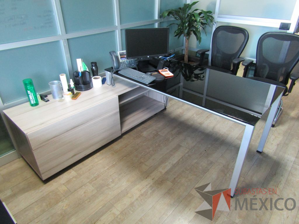 Lote 078 - Escritorio recargado sobre credenza con cubierta de vidrio