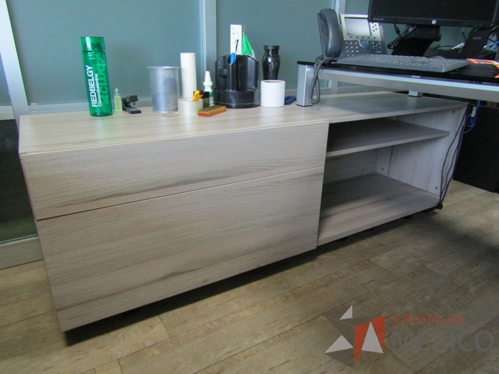 Lote 078 - Escritorio recargado sobre credenza con cubierta de vidrio - Imagen 7