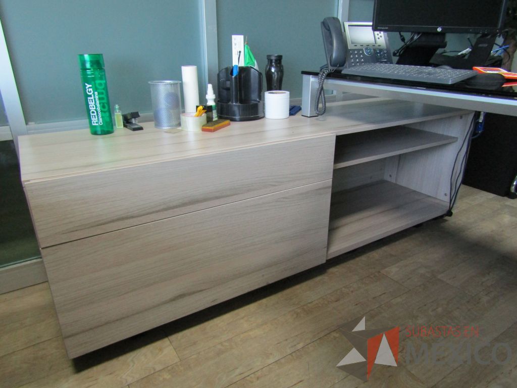 Lote 078 - Escritorio recargado sobre credenza con cubierta de vidrio - Imagen 11