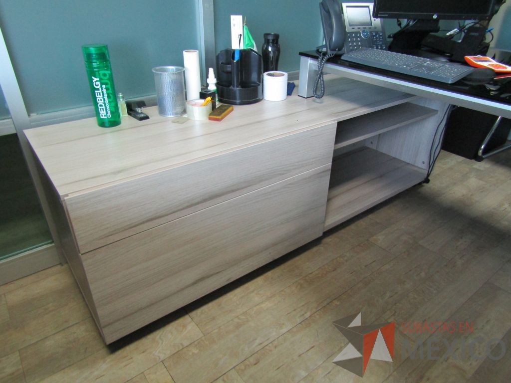 Lote 078 - Escritorio recargado sobre credenza con cubierta de vidrio - Imagen 10