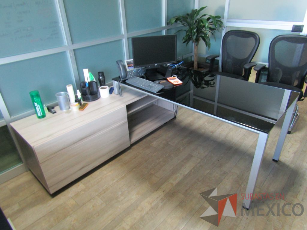Lote 078 - Escritorio recargado sobre credenza con cubierta de vidrio - Imagen 2