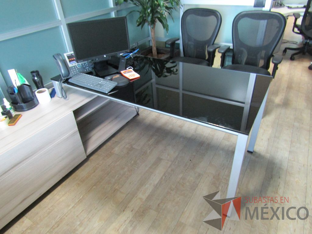 Lote 078 - Escritorio recargado sobre credenza con cubierta de vidrio - Imagen 13