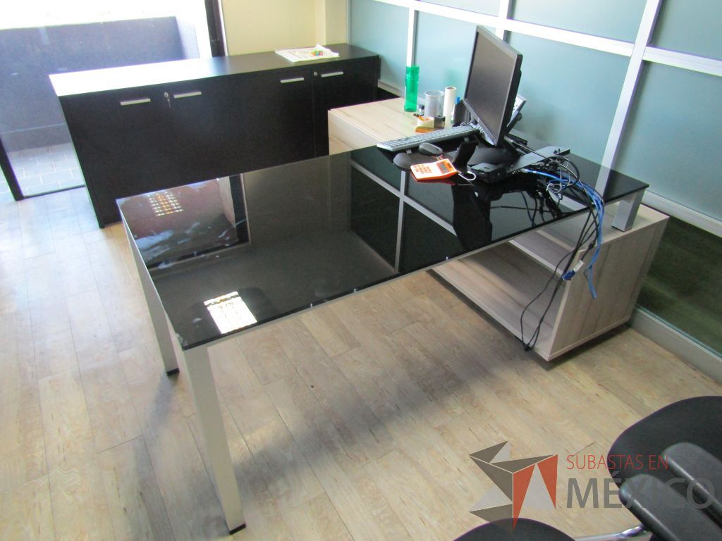 Lote 078 - Escritorio recargado sobre credenza con cubierta de vidrio - Imagen 3