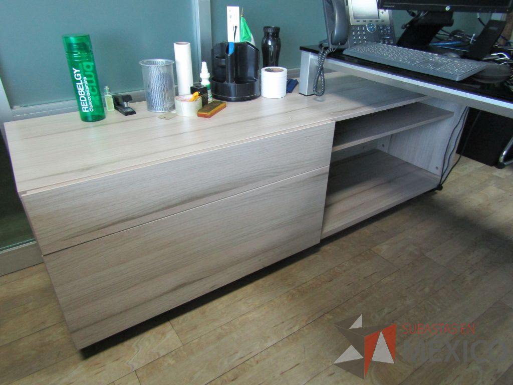 Lote 078 - Escritorio recargado sobre credenza con cubierta de vidrio - Imagen 6