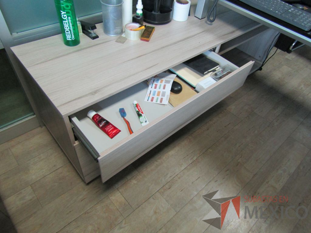 Lote 078 - Escritorio recargado sobre credenza con cubierta de vidrio - Imagen 5