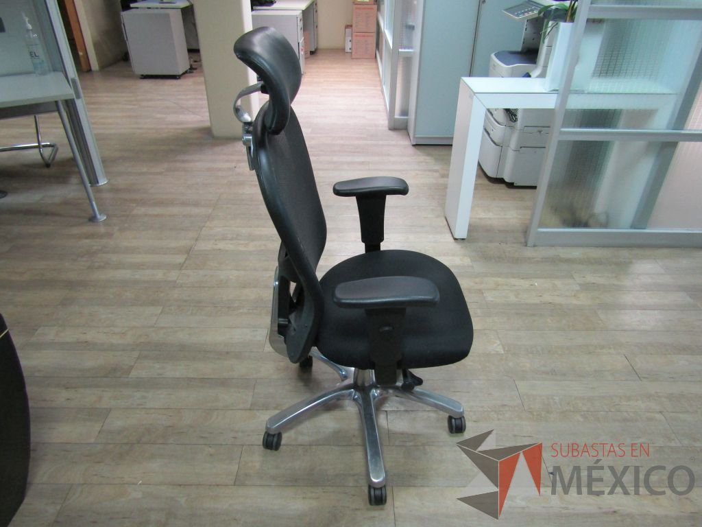 Lote 629 - 2 Sillas operativas con ruedas, descansabrazos, cabecera, respaldo en malla y asiento en tela color negro - Imagen 8