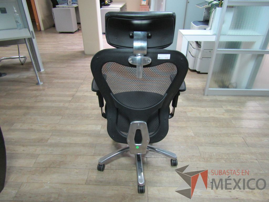 Lote 629 - 2 Sillas operativas con ruedas, descansabrazos, cabecera, respaldo en malla y asiento en tela color negro - Imagen 6