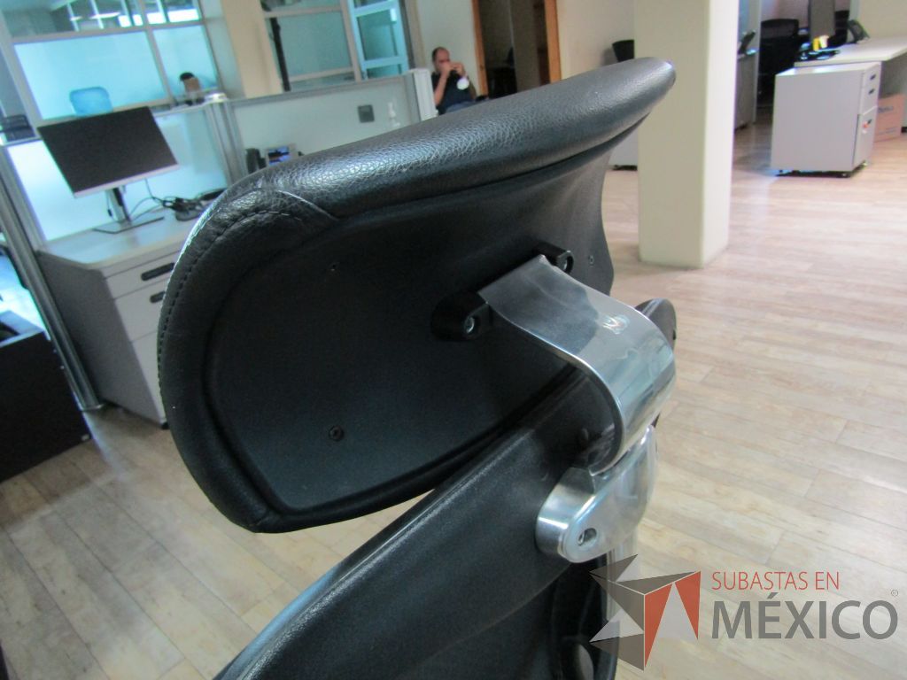 Lote 629 - 2 Sillas operativas con ruedas, descansabrazos, cabecera, respaldo en malla y asiento en tela color negro - Imagen 4