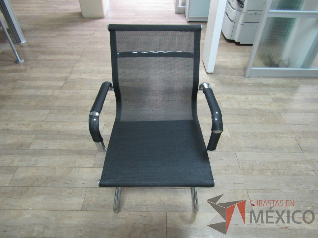 Lote 082 - 2 Sillas fijas, descansabrazos, base trineo, asiento y respaldo en malla
