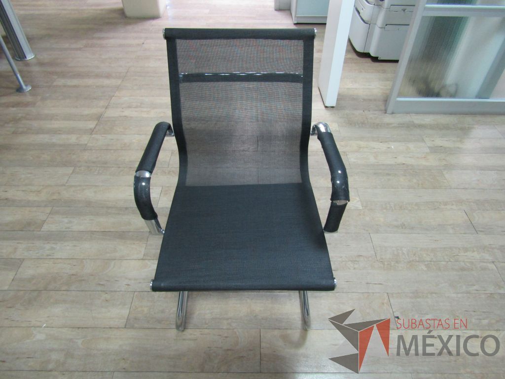 Lote 082 - 2 Sillas fijas, descansabrazos, base trineo, asiento y respaldo en malla - Imagen 4