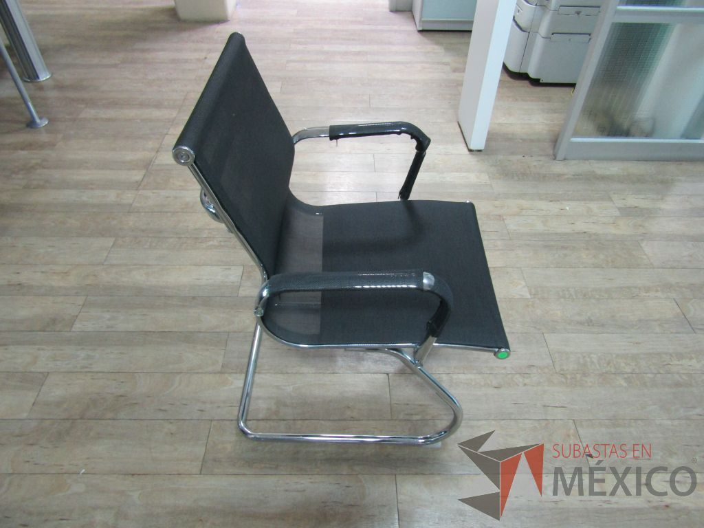 Lote 082 - 2 Sillas fijas, descansabrazos, base trineo, asiento y respaldo en malla - Imagen 5