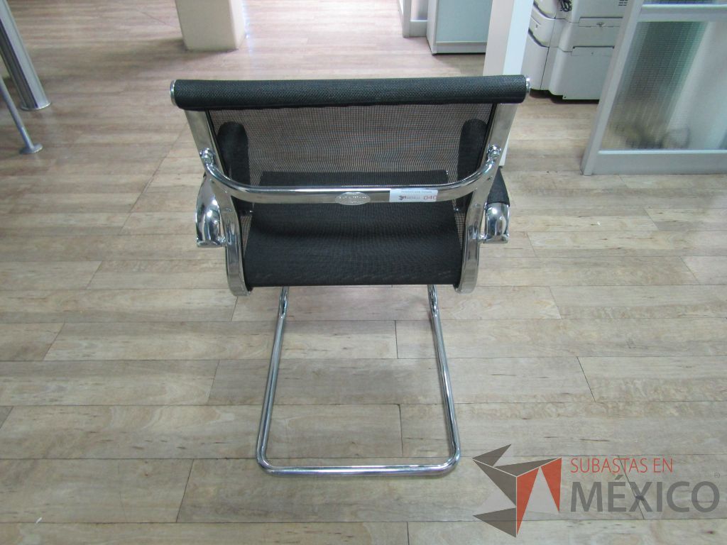 Lote 082 - 2 Sillas fijas, descansabrazos, base trineo, asiento y respaldo en malla - Imagen 7