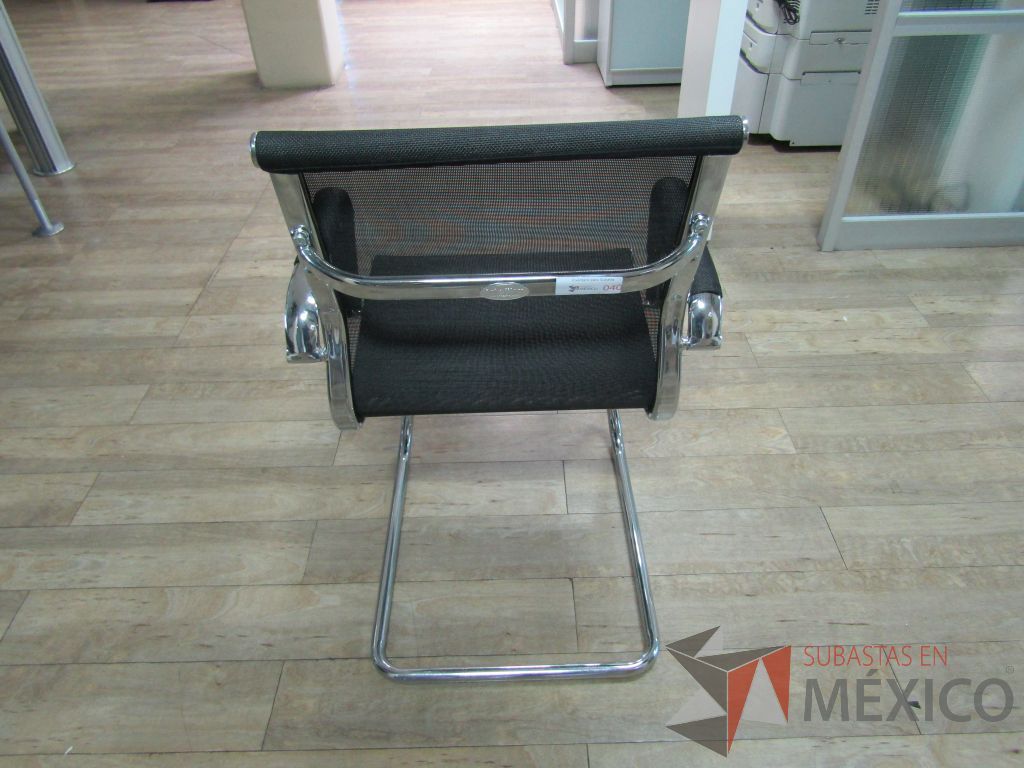 Lote 082 - 2 Sillas fijas, descansabrazos, base trineo, asiento y respaldo en malla - Imagen 2