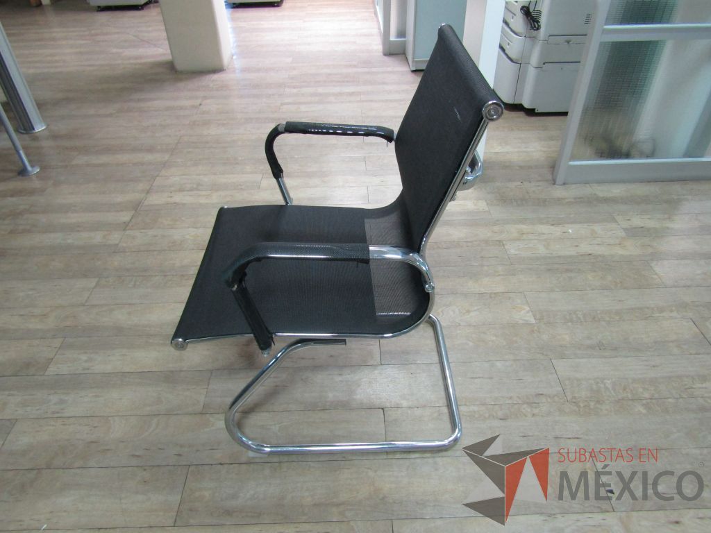 Lote 082 - 2 Sillas fijas, descansabrazos, base trineo, asiento y respaldo en malla - Imagen 8