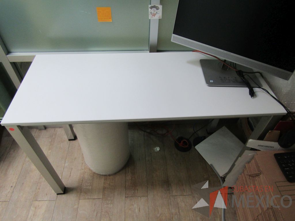 Lote 140 - Mesa de trabajo, estructura metálica y cubierta color blanco - Imagen 5