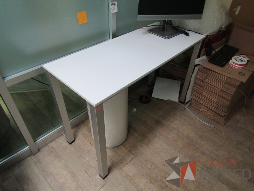 Lote 140 - Mesa de trabajo, estructura metálica y cubierta color blanco - Imagen 6