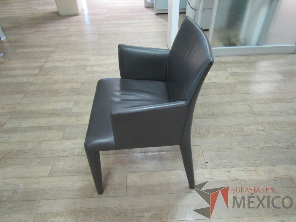 Lote 088 - 2 Sillas fijas, descansabrazos, asiento y respaldo tipo piel color café - Imagen 2