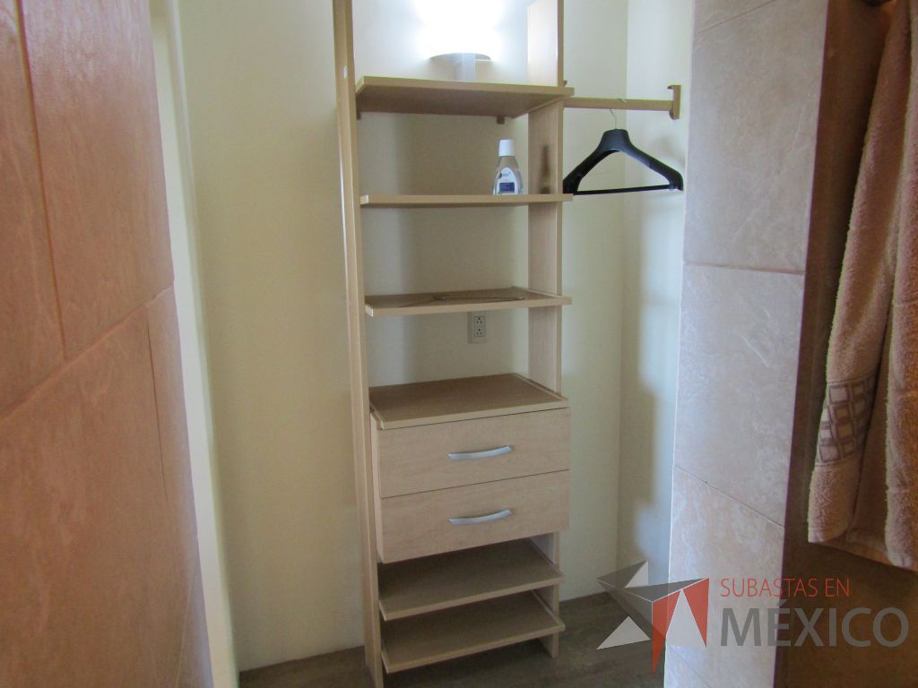Lote 096 - Mueble con 5 entrepaños y 2 cajones - Imagen 6