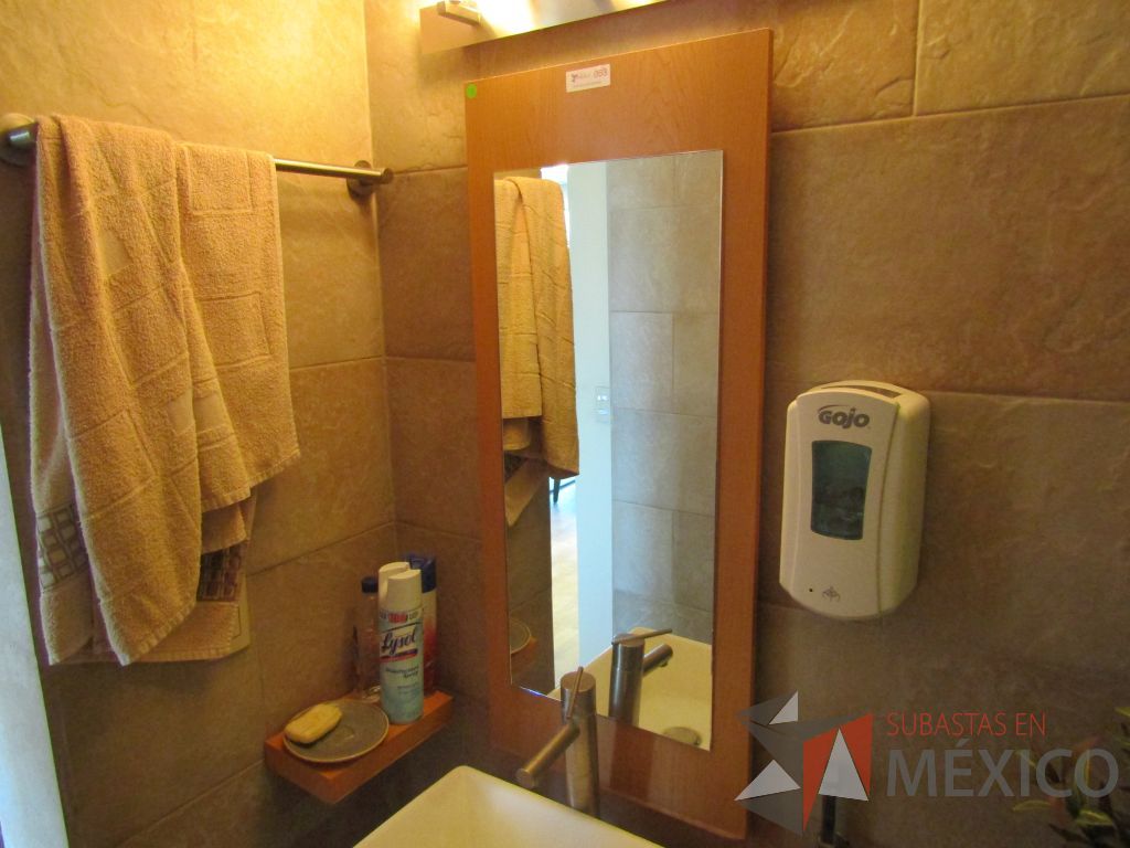 Lote 097 - Mueble con lavabo, 2 cajones y espejo - Imagen 10