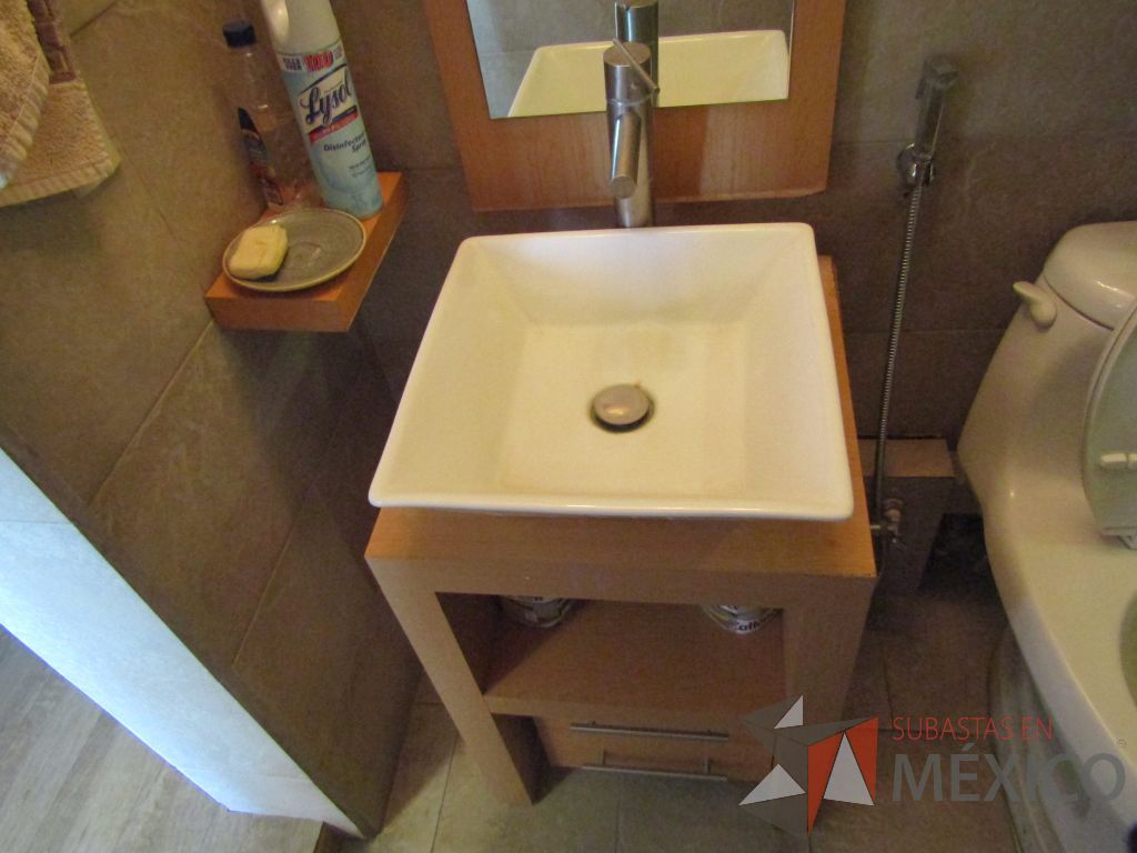 Lote 097 - Mueble con lavabo, 2 cajones y espejo - Imagen 6