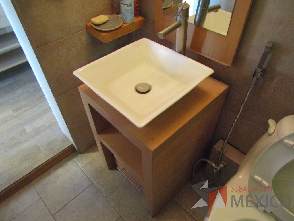 Lote 097 - Mueble con lavabo, 2 cajones y espejo - Imagen 4