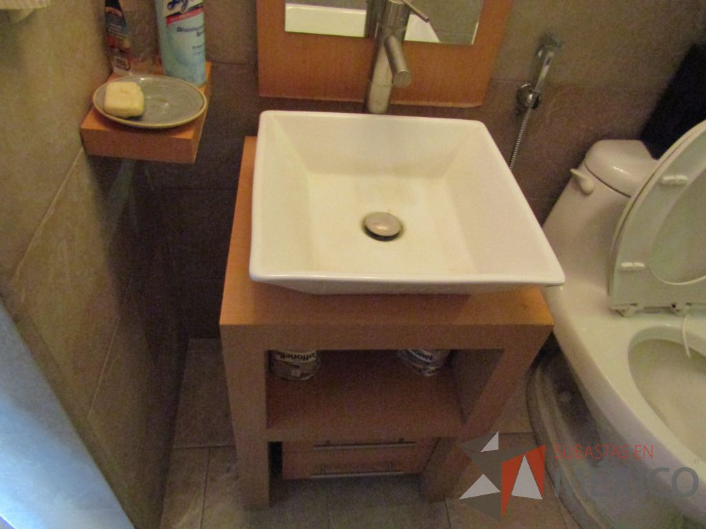 Lote 097 - Mueble con lavabo, 2 cajones y espejo