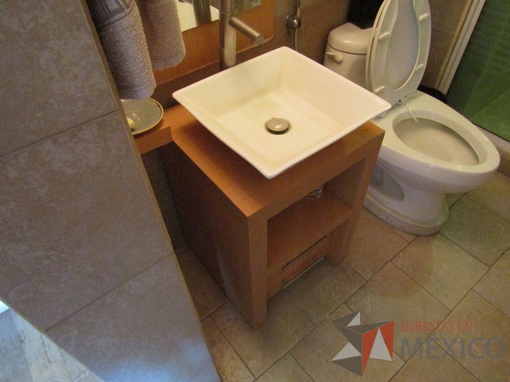 Lote 097 - Mueble con lavabo, 2 cajones y espejo - Imagen 8