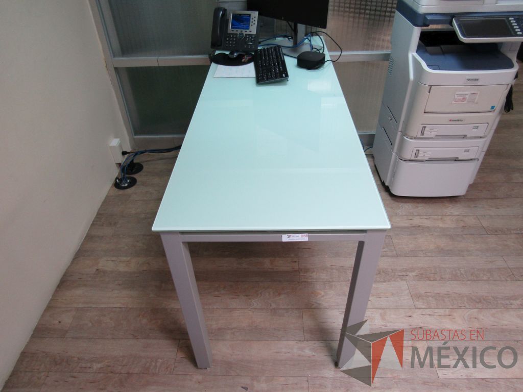 Lote 100 - Escritorio patas metálicas, cubierta de vidrio y archivero de 3 cajones - Imagen 3