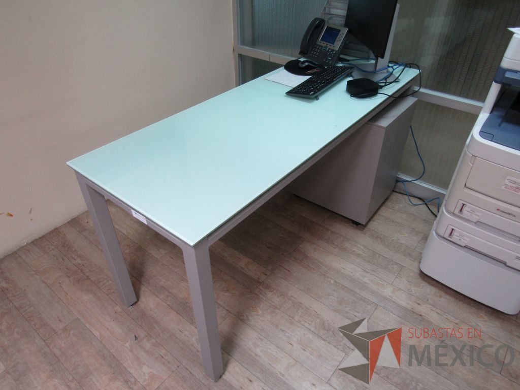 Lote 100 - Escritorio patas metálicas, cubierta de vidrio y archivero de 3 cajones - Imagen 7