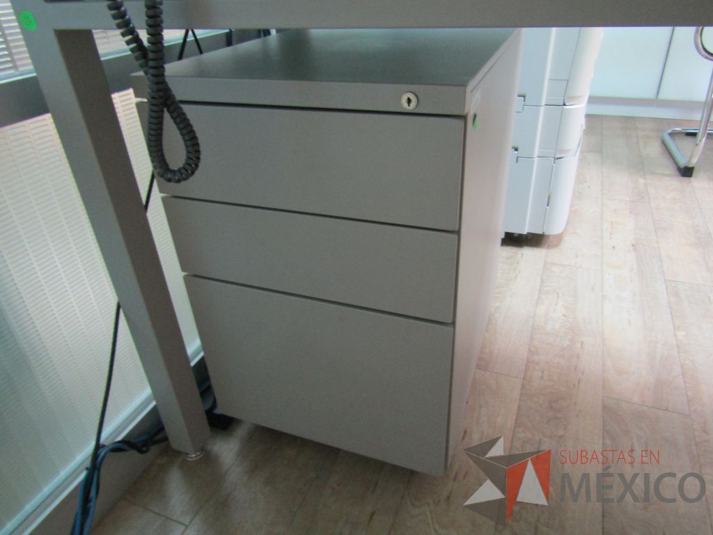 Lote 100 - Escritorio patas metálicas, cubierta de vidrio y archivero de 3 cajones - Imagen 4