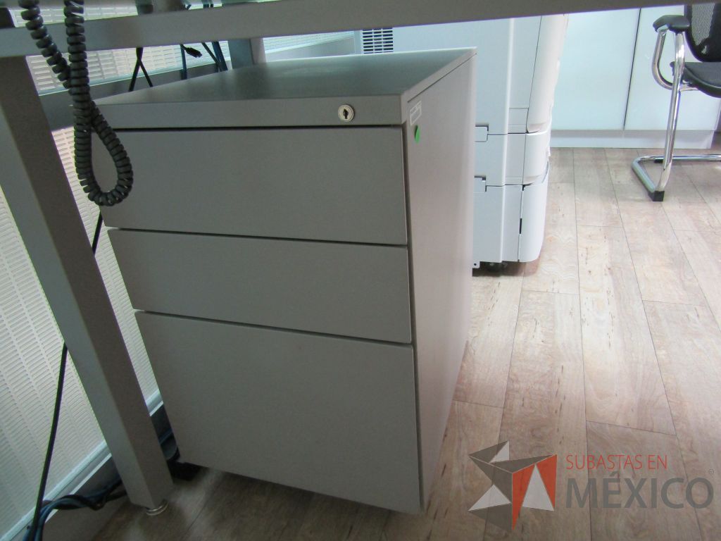 Lote 100 - Escritorio patas metálicas, cubierta de vidrio y archivero de 3 cajones - Imagen 6