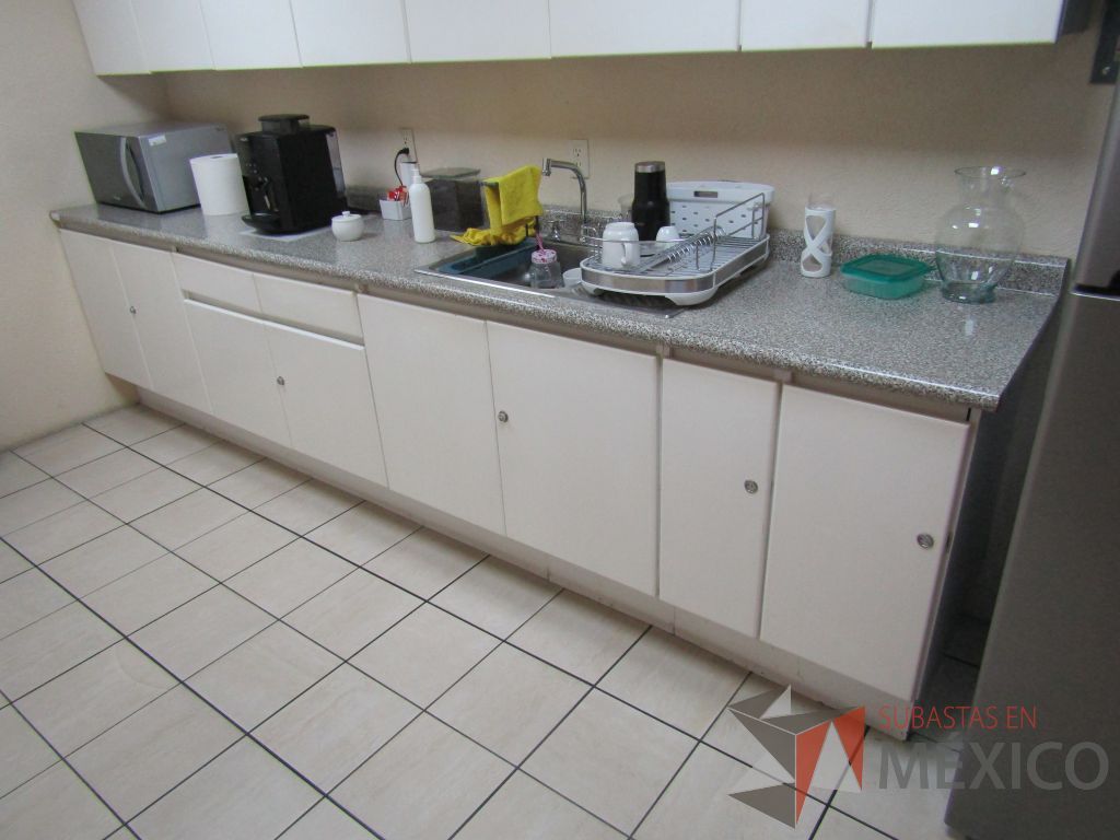 Lote 104 - Mueble con tarja con 8 puertas