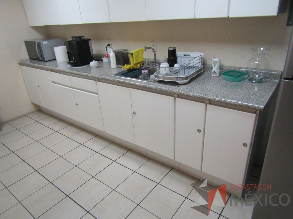 Lote 104 - Mueble con tarja con 8 puertas - Imagen 9