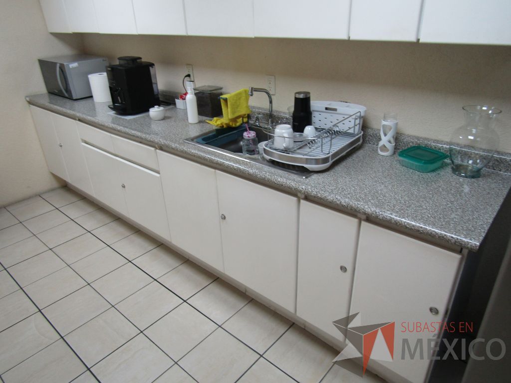 Lote 104 - Mueble con tarja con 8 puertas - Imagen 2