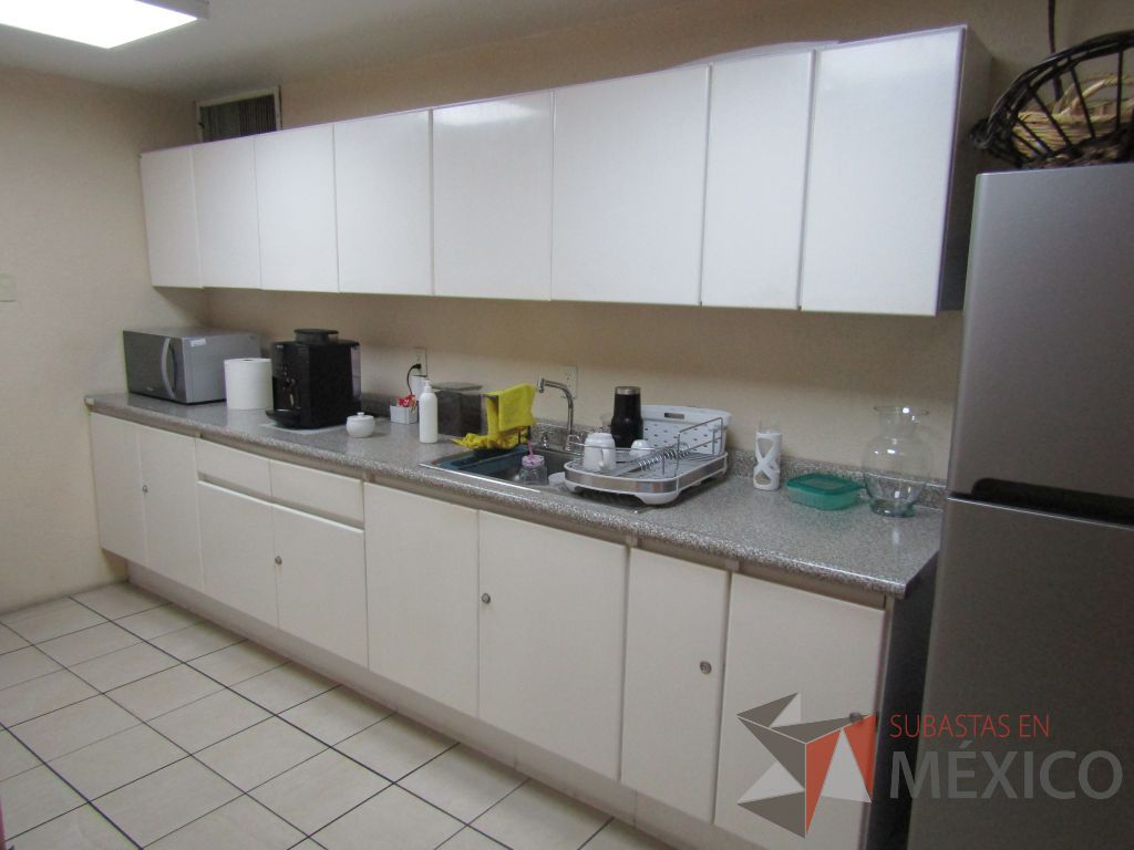 Lote 104 - Mueble con tarja con 8 puertas - Imagen 3