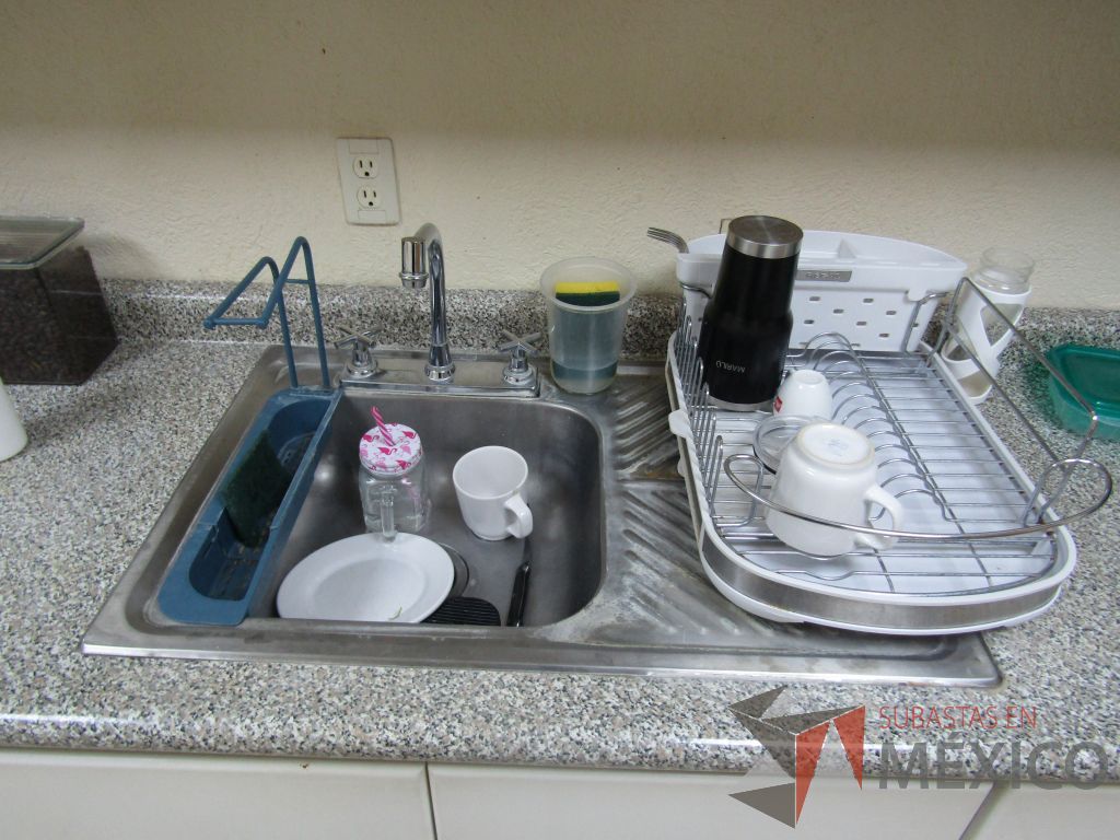 Lote 104 - Mueble con tarja con 8 puertas - Imagen 6
