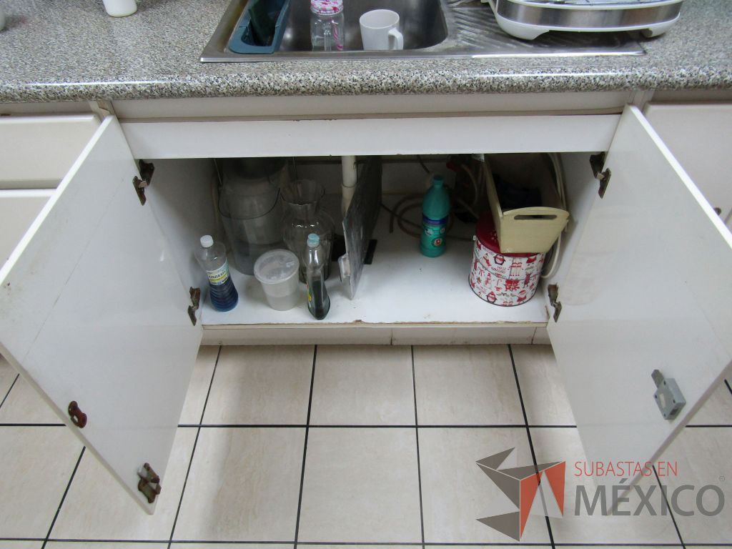 Lote 104 - Mueble con tarja con 8 puertas - Imagen 10