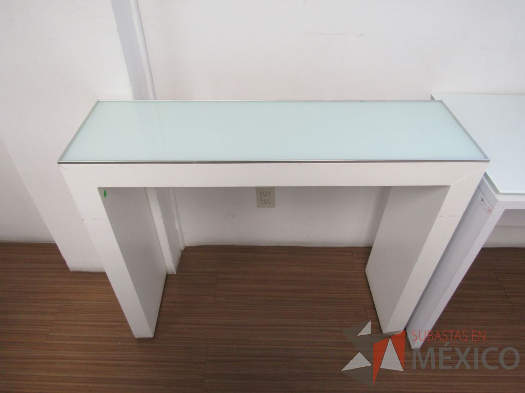 Lote 146 - Mesa de apoyo con cubierta de cristal