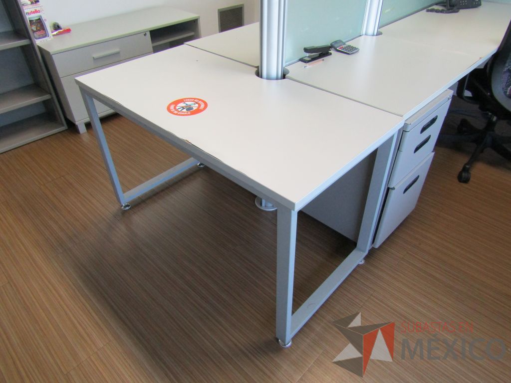 Lote 141 - Mesa de trabajo con estructura metálica y cubierta color blanco - Imagen 2