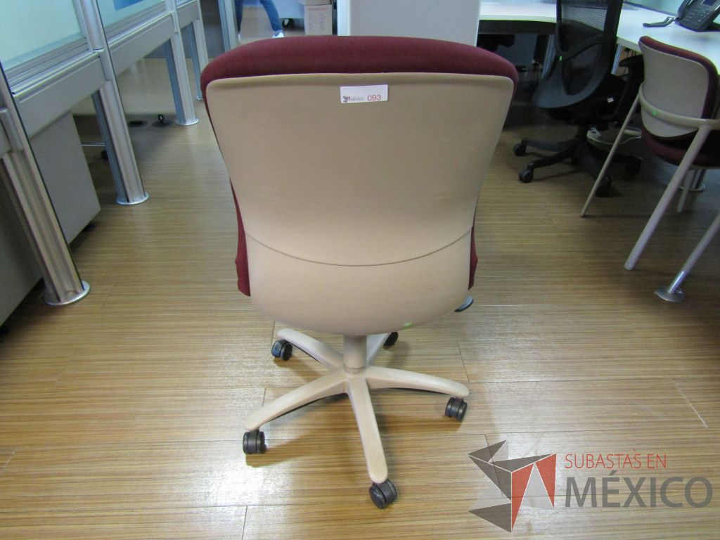 Lote 164 - Silla ejecutiva con ruedas, asiento y respaldo en tela color morado - Imagen 5
