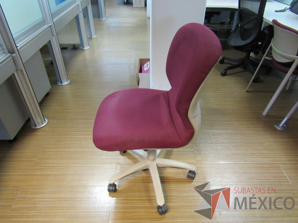 Lote 164 - Silla ejecutiva con ruedas, asiento y respaldo en tela color morado - Imagen 7
