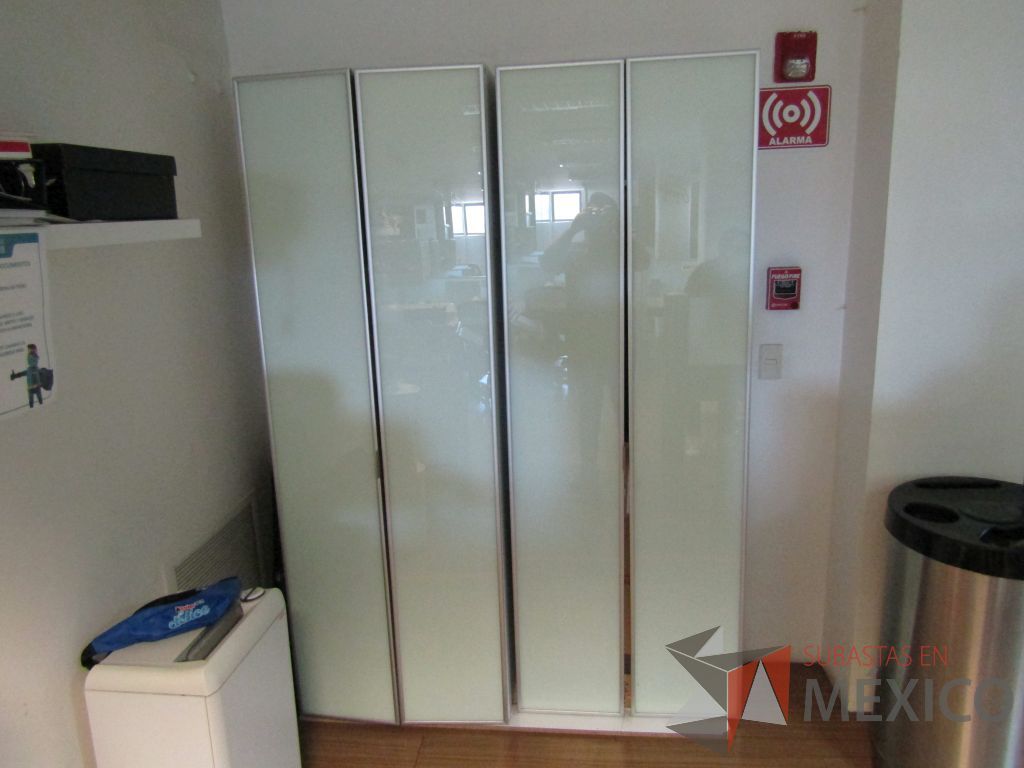 Lote 101 - Gabinete con 2 puertas y 3 entrepaños - Imagen 2