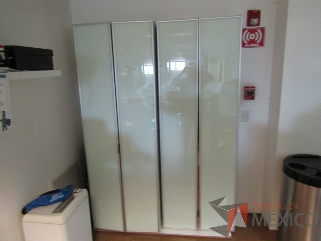 Lote 101 - Gabinete con 2 puertas y 3 entrepaños